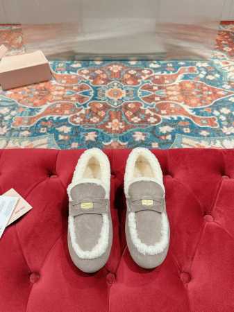 Miumiu缪缪24秋冬驾车钱币款100%纯羊毛乐福豆豆鞋 走秀新款 开车小姐姐的福音复古时尚 简约高级 随意搭配 上脚非常舒适 鞋面采用金币和压花徽标logo - 点击图像关闭