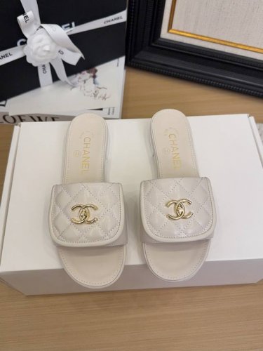 现货发售 *25 专柜 正品级 版本！！ 官方目录： 码数：35、36、37、38、39 34 40 41 需要定做跟客服 沟通 跟高:5Cm 2.5Cm 均配