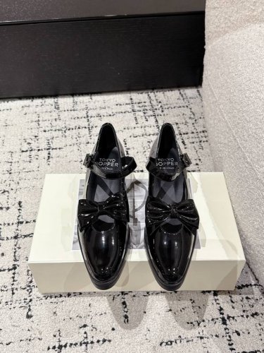 tokyo Bopper 小众潮牌 25 春夏新款 尖头玛丽珍 小皮鞋 真的的美死了 新款小众品牌 每一个颜色都很好看 经典的花朵设计 具有独特的设计 每一双都