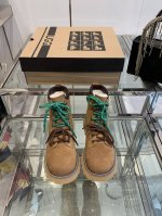 UGG 一款时尚与保暖并存的的马丁靴她来了，采用进口高丝光牛反绒面料，不失优雅的经典舒适的棉麻布料，暖暖的全羊毛里，大底采用的是没有重负感的发泡大底，点缀上双色