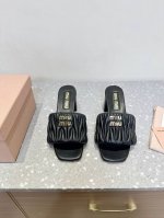 miu Miu 缪缪 25Ss春夏新款 粗跟 褶皱 拖鞋 今年夏天为你们多准备几双必备拖鞋，老顾客都反应对这款需求很大！ 褶皱面工艺确实比以往更难，细节的把控尤