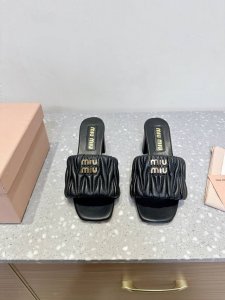 miu Miu 缪缪 25Ss春夏新款 粗跟 褶皱 拖鞋 今年夏天为你们多准备几双必备拖鞋，老顾客都反应对这款需求很大！ 褶皱面工艺确实比以往更难，细节的把控尤