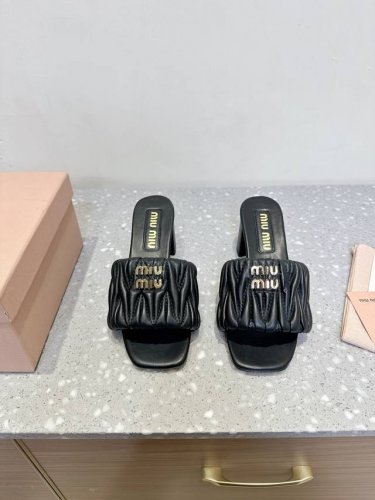 miu Miu 缪缪 25Ss春夏新款 粗跟 褶皱 拖鞋 今年夏天为你们多准备几双必备拖鞋，老顾客都反应对这款需求很大！ 褶皱面工艺确实比以往更难，细节的把控尤