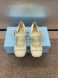 工厂价 普拉达 2025 Prada春夏新款冲孔玛丽珍芭蕾舞女鞋 明星同款字母logo五金皮带扣低跟方头复古女单鞋 市面顶级高端版本材质:鞋面进口牛漆皮+水染羊
