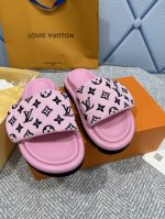 lv 路易威登 顶级代购货，最高版本 专柜新款 压花Logo 拖鞋糖果色系列， 爆款拖鞋，上脚很美。 购入正品原版 魔术贴方便调大小 正品级顶级货版本！ 鞋面：