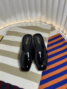 prad* 普拉达 25ss早春新款 绝美方头玛丽珍后空凉鞋 单鞋 半拖时尚界久违的极简之美 经典时尚配色 毫不费力的优雅风来袭 时髦 精致 绝美 方头开边珠外