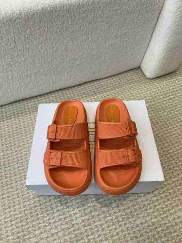 冲量价: Dior 迪奥 24ss 夏季新款 沙滩拖鞋 夏季到海边度假的最佳选择 这款最得意的设计就是垫脚磨砂面，区别于任何一款果冻鞋，碰水不会滑脚，下雨天或海