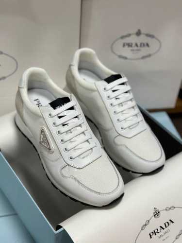 售 价: 商品商标：Prad* 普拉* 低帮运动鞋 正码码数: 38-44 可订做45.46 商品材料：鞋面专柜原版材料，舒适内里，原版大底。 编 号：9643