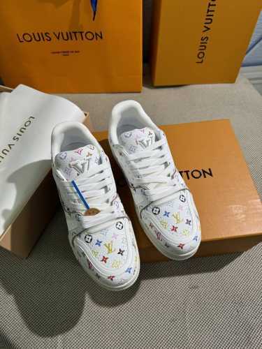 Lv-Trainer路易-威登 Pk市场一切版本 情侣款 走秀新款 篮球板鞋 代购品质 原版1：1开发复刻！！上脚非常舒适 做工精细 鞋面由意大利进口小牛皮拼接