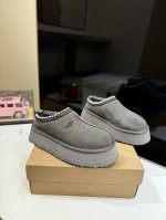 UGG 2024new arrival～ ugg 秋冬厚底民族风拖鞋新色 说到UGG大家都会想起就死皮毛一体经典款一定不陌生，但是UGG其它新潮热款可能姐妹们
