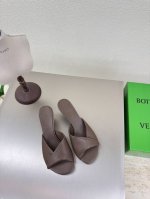 中跟 6.5Cm 系列 Bv Blink 小羊皮面 系列拖鞋 小羊皮 填充舒适海绵 深卡其色 这款经典款 简直Bv最新天花板啦 双色彩色百搭 小羊皮设计 手工编