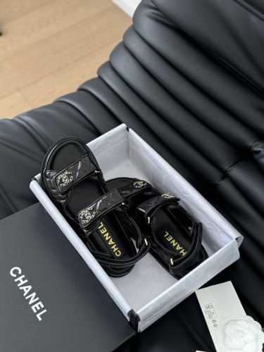 真皮大底凉鞋款 新版面！高版本！Chanel 新色魔术贴凉鞋版面！ 所有的颜色我家都有！！鞋面进口面料，垫脚内里羊皮，多层真皮大底。 均配专柜顶级包装！ Siz