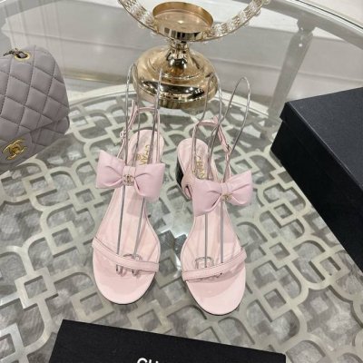 chanel 25Ss春夏新款专柜顶级双C蝴蝶结凉鞋 这款经典设计；蝴蝶结搭配双C的点缀 俏皮又优雅 多种配色元素 多元化混搭非常好看百搭，上脚非常轻巧舒适 超