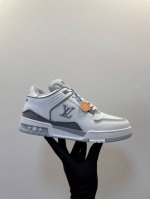 LV Trainer Sneaker 一如继往的给足安全感，实物比图片更好看更精致！梦中情鞋击败～99% 多巴胺百搭，糖果色系真的好甜 元气度满满的 奢华品质，
