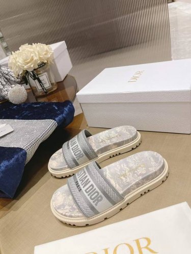 出厂价p 女装女鞋 运动原单 dir最新颜色经典款拖鞋 立体感刺绣设计上迪奥Logo点缀 简单大方 超好看超百搭 上脚非常柔软 颜色清爽 鞋面:进口电绣材料 内