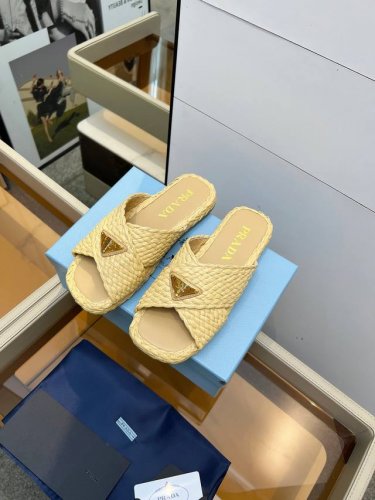 出 prada 拉菲草手工编织交叉凉拖 复古时髦前卫的搭配 让整双鞋轻便舒适鲜艳色彩满足不同风格时髦人士的多种选择标志性金属三角标搭配古沙滩凉鞋造型每一个元素都