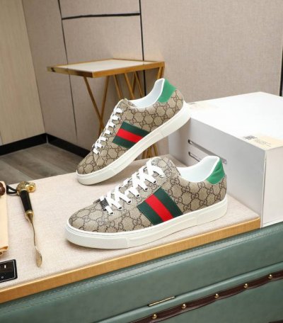 GUCCI2024年最新款 专柜同步发售，意大利进口原版小牛皮，真皮内里， 凸显高端 贵气 档次 做工考究，鞋底：原厂特供原版底，独家双层活动成型底超级舒适，实