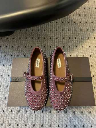 独家新品 Alaia 25 走秀款平底钻面芭蕾舞鞋 兜兜转转还得是Alaia 极致的舒适和百搭 交叉带的设计有种芭蕾舞的感觉 章小蕙同款 甜酷芭蕾风 人气超高的 - 点击图像关闭