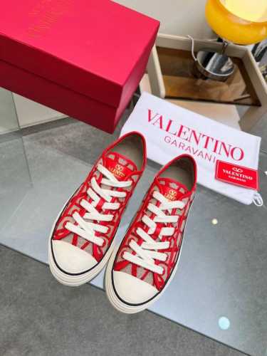 260。Valentino春夏新款火爆V字Logo休闲鞋，鞋面利用丝柔般柔软的材料与厚实挺阔的帆布底无缝混制，生动的呈现出Valentino家经典“V”字图案L