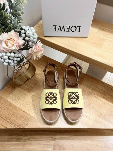 品牌:Loewe 品名:Loewe 罗意威 厚底凉鞋渔夫鞋女士帆布和牛皮革 Anagram 草鞋 颜色：兰色、杏色、黄色。 产 地:It 适用人群:Women