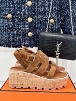 厂价 HermèS 爱马仕经典H厚底凉鞋 依旧是永恒经典的H造型 极约复古的设计 浓厚的异域风情 厚底在拉长腿方面真的Yyds 百搭舒适 上脚秒变大长腿！ 面料