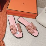 可配飞机盒50出厂价P Hermes 爱马仕H拖鞋Oran凉鞋系列 时尚又百搭 超级舒服 每个细节都做到极致 原版麂皮烫钻 原版1:1独家私模鞋面 原版真皮沿条