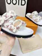 Louis Vuitton路易威登春夏新款拖鞋火爆上市，1:1高级定制，秒杀一切仿品，原版开模Logo装饰，既时尚又美观，面料:进口压花丝绸面料，内里羊皮，精美