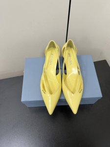 Prada 25ss 早春新款绝美尖头跟鞋 时尚界久违的极简之美经典时尚配色 毫不费力的优雅风来袭 时髦 精致 绝美 包头尖头 开边珠外穿时尚气质简约新款日常拖