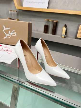 冲量价: ChristianLouboutin 路铂廷 CL红底鞋2024 春夏系列新品登场，创意大胆的鞋履设计尽显前卫态度，焕新都市造型。优雅时尚上面镶有银色 - 点击图像关闭