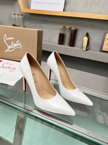 冲量价: ChristianLouboutin 路铂廷 CL红底鞋2024 春夏系列新品登场，创意大胆的鞋履设计尽显前卫态度，焕新都市造型。优雅时尚上面镶有银色