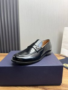 工厂价 迪奥.男士商务休闲皮鞋全部采用进口原版品牌皮料，只为打造更为舒适的穿着体验，鞋面：原版牛皮进口羊皮里，原版防滑耐磨橡胶大底8-45 38.45不退换