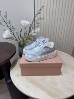 24Ss新款Miumiu厚底羊毛里休闲鞋做旧小白鞋 M家最新爆款，前卫大胆的设计，融于此款漂白皮革运动鞋的简约线条，别致徽标饰于鞋舌与背面，点缀复古设计！ 鞋面