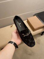 实价 ，品牌LV，官方同步豆豆鞋～四季潮鞋 专柜品质，1:1优质质量，鞋面:进口牛皮+全真羊里，时尚懒人商务风设计，休闲乐福款，跑步鞋青年人最适合不过啦。英伦潮