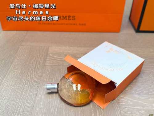 爱马仕 橘彩星光100Ml 香水拆开包装不支持退换货哟 爱马仕 橘彩星光 木香有辛辣的香，淳朴的香，鲜活的香。拔地而起的生物，实则在自然拥抱之下，所拥千张面容，