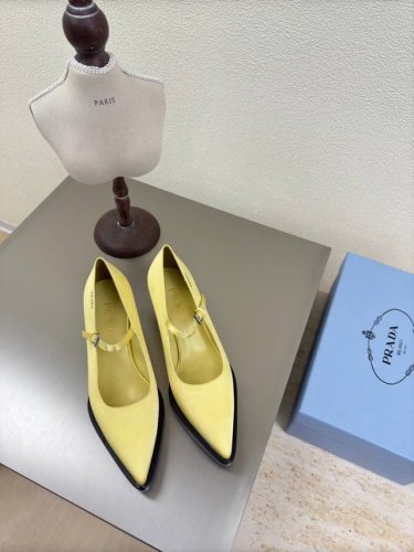 玛丽珍 三角跟 印胶 Logo 单鞋 Prada 马蹄跟高 4.5 Cm 简约设计 搭配三角标 Logo 的设计和简约的线条 很有格调 简单纯粹得色调 原版开模