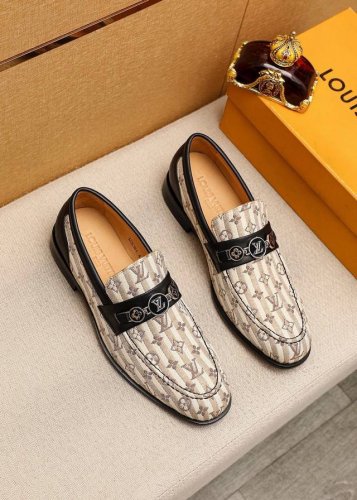 商品商标 Louis Vuitton 路易威登 休闲皮鞋 正码码数: 38-44 45.46.47订制 商品材料 精选 进口布料鞋面+奢华五金扣 进口头层牛皮内