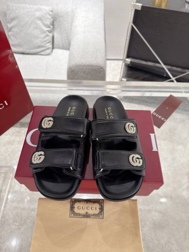 Gucci女士双G钻扣凉拖鞋 这款凉鞋以Gg帆布匠心打造，缀饰一眼可辨的双G标识，配以浅金色调配件，为整个设计注入一抹精致优雅气息 原版定制牛皮 羊京 内里定制