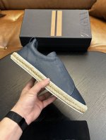 热卖款！杰尼亚 休闲运动鞋 这款 Triple Stitch 低帮运动鞋以柔软的牛皮搭配麂皮制成，为休闲鞋履注入精致格调。标志性三重交叉弹性细节彰显出传统皮鞋的