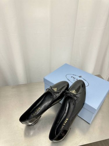 高品质出 PRADA*普拉达 2025ss 春秋蝴蝶结单鞋这款蝴蝶结平底鞋 不要太好穿了 鞋面是超软的牛皮 鞋口处织带锁边 上脚非常舒适 大家闺秀风范 鞋底还做