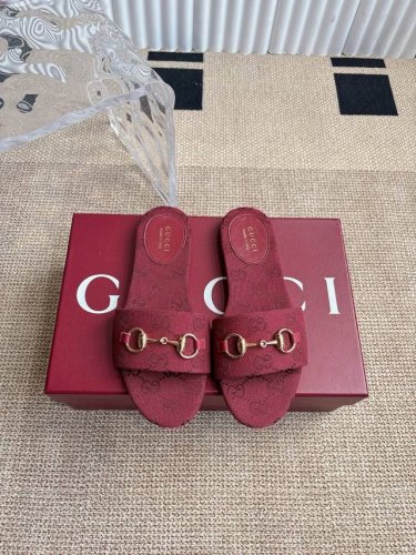 Gucci 古驰饰马衔扣女士拖鞋 这款凉拖以Gg帆布匠心打造 缀饰浅金色调马衔扣细节 精致面料与典藏图案共治一炉 为暖日造型注入一抹精致感 浅金色调配件 马衔扣