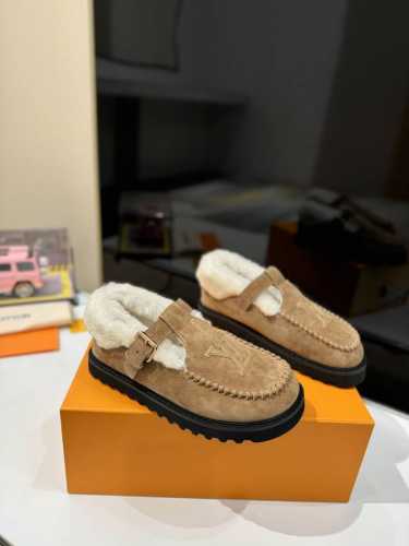 路易威登lv louis vuott on fw24 new arrival～秋冬最新款毛毛拖鞋 这双毛拖也是好好看！皮质的就是非常高级呀！！搭配秋冬的牛仔短