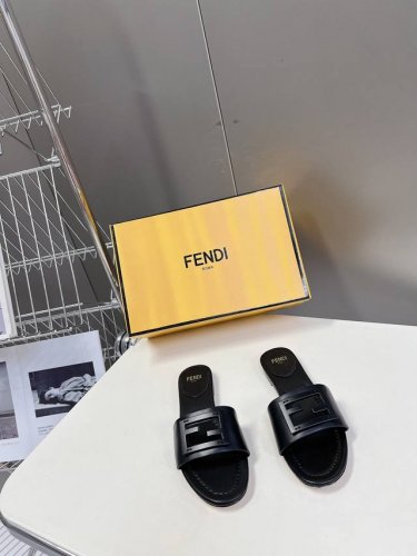 Fendi芬迪经典F扣拖鞋 柜子版本 F家真的是越来越多的精品 这款真的是柜里一上就断货了 宽饰带平底拖鞋 顶级原版牛皮 脚垫也是全皮包 饰有同色系皮革Ff B