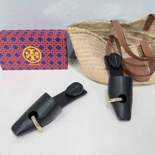 高品质出厂 ！小众潮牌TORY BURCH24春夏秀款五金扣包头半拖平底拖鞋系列！可盐可甜！就很有当代的复古那味儿～～ 既有单鞋的舒适又有玛丽珍的时髦俏皮，脚背