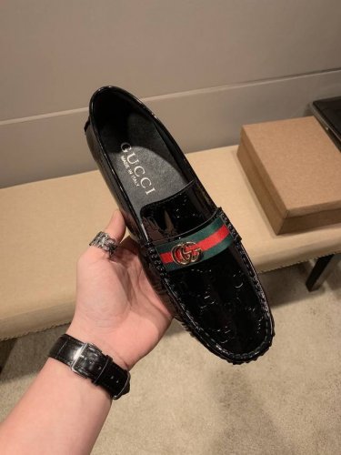 品牌Gucci，古奇官方旗舰店豆豆鞋～四季潮鞋 专柜品质，古奇1:1优质做工，鞋面:进口小牛漆皮，全真羊里，时尚懒人商务风设计，休闲乐福款，跑步鞋青年人最适合不