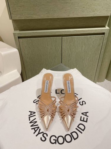 Aquazzur* 菠萝早春专柜新品仙女时装鞋系列，大量上新同步官网全系列均可定制龙年主打一个火爆，全网各大网红纷纷开秀，绝美的穿搭系列！ ★★★★★ 鞋面 金