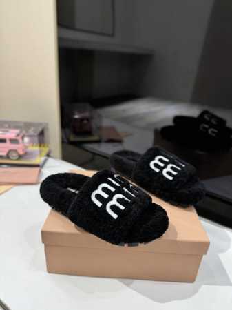 miumiu缪缪毛毛拖2024秋冬新款毛毛拖鞋Miu Miu秋冬新季的潮流要素，与此刻挚爱的概念，多元对撞，传达现代风格~ 怎么穿都好看今夏时髦精最爱 看起来 - 点击图像关闭