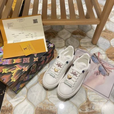 橙子出厂价 Louis Vuitton 路易威登 Lv小白鞋 休闲鞋 运动鞋板鞋 经典 Time Out 运动鞋，以金属质感皮革勾勒鞋后。以花卉、Lv 铭纹心形