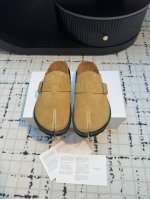 Maison Margiel* MM6 2024春夏新款分趾勃肯拖鞋 今年新款分脚趾勃肯鞋也太好看了吧！干干净净的颜色搭配经典的分脚趾 看似没改变其实细节更改许