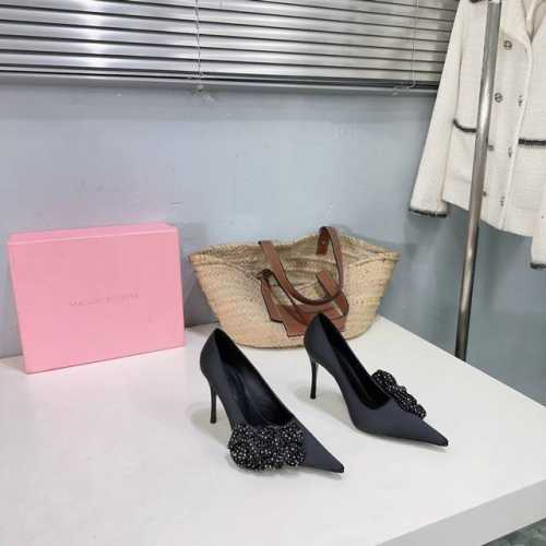 高品质 ！小众潮牌Magda Butr25春夏走秀系列后跟花朵高跟真丝单鞋婚鞋！作为品牌创始人以她独特的方式重新定义了女性特质。她将过去与未来、极简主义与性感、