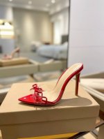 价格p： {半拖} 吉安维托 罗西 Gianvito Rossi Eiko Stiletto，轻松移动。这款 Gianvito Rossi 拖鞋采用配有精致的胶